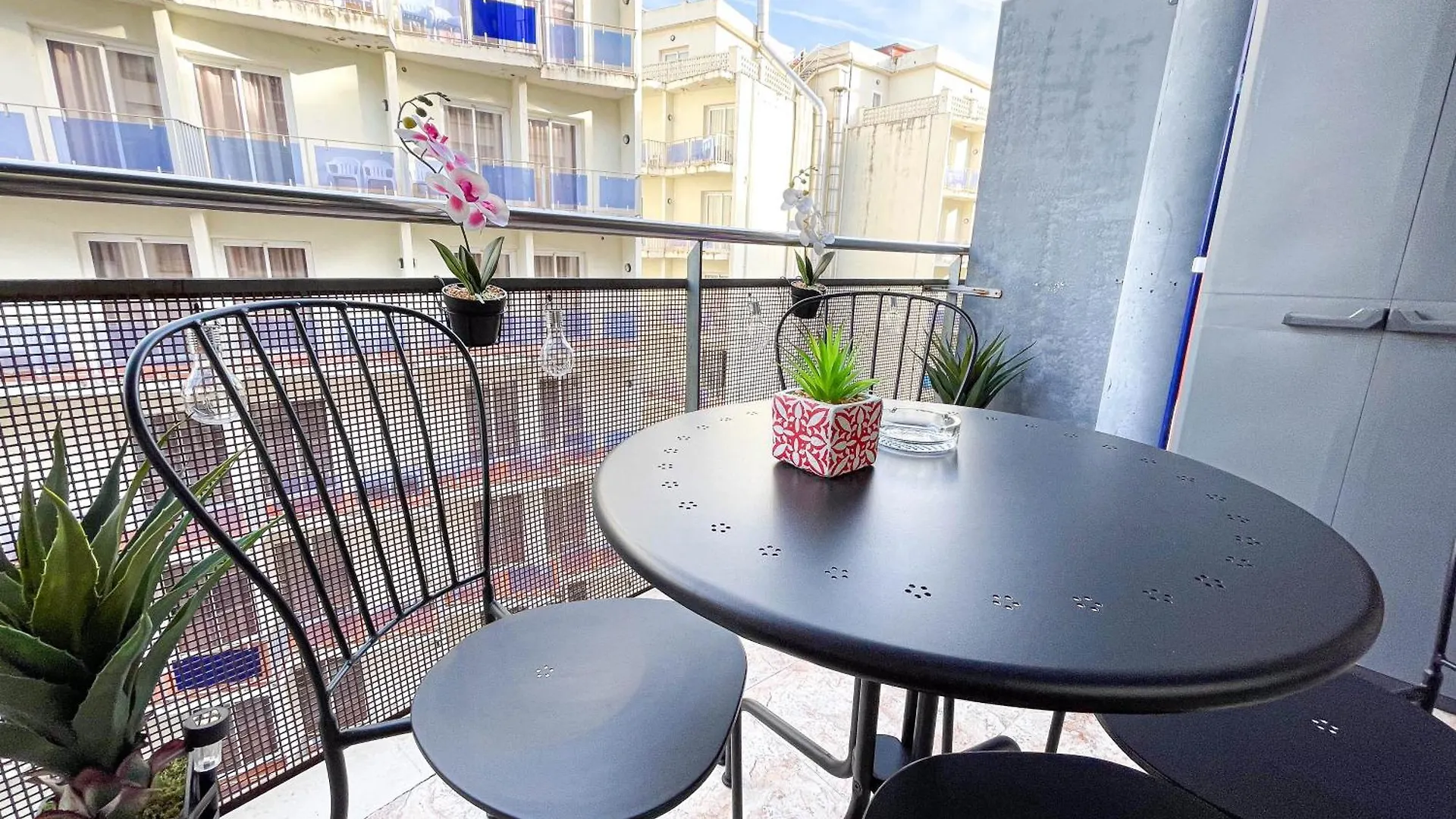 Red Apartment Lloret location